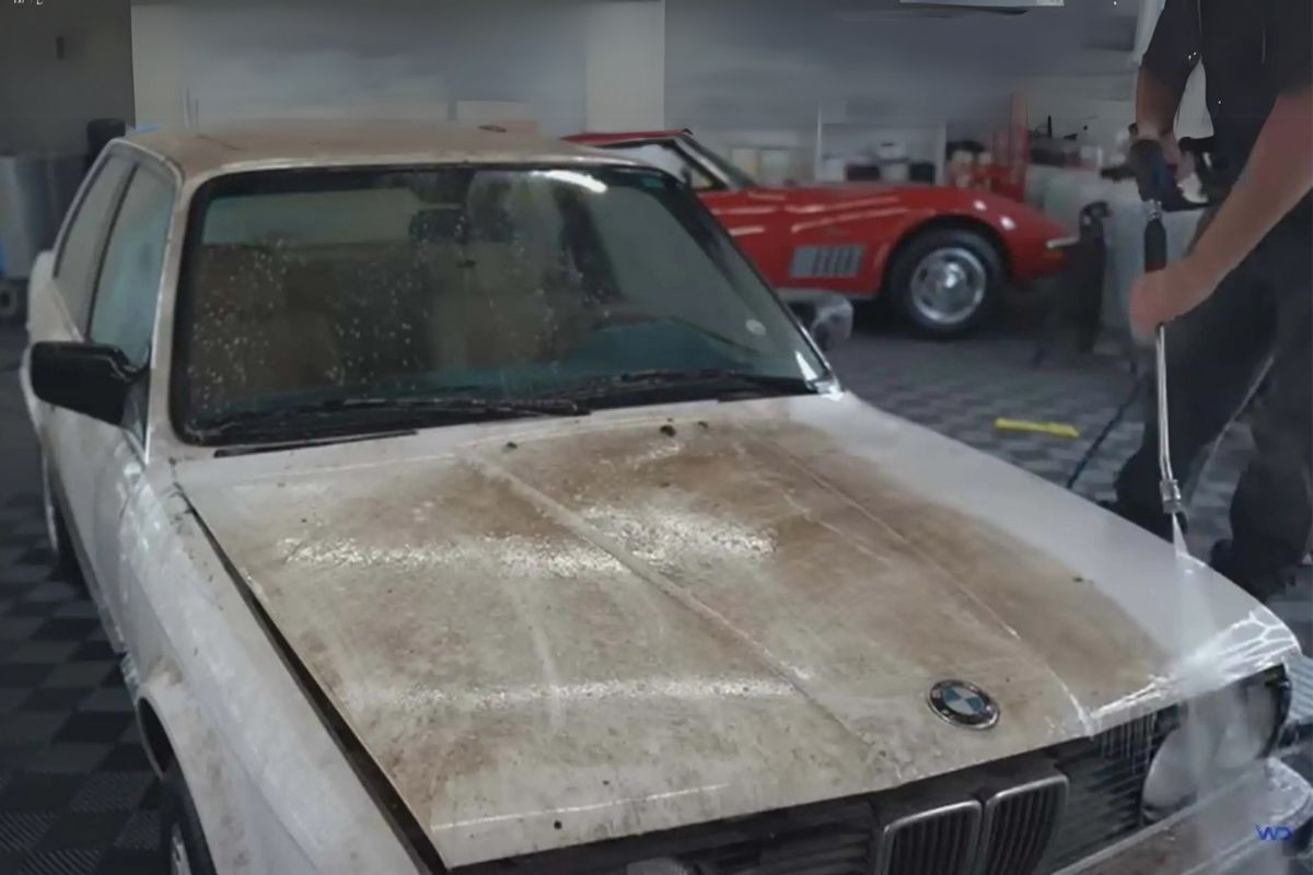 30 yil ahirda unutulan bmw e30 nihayet yeni sahibi tarafindan kurtarildi