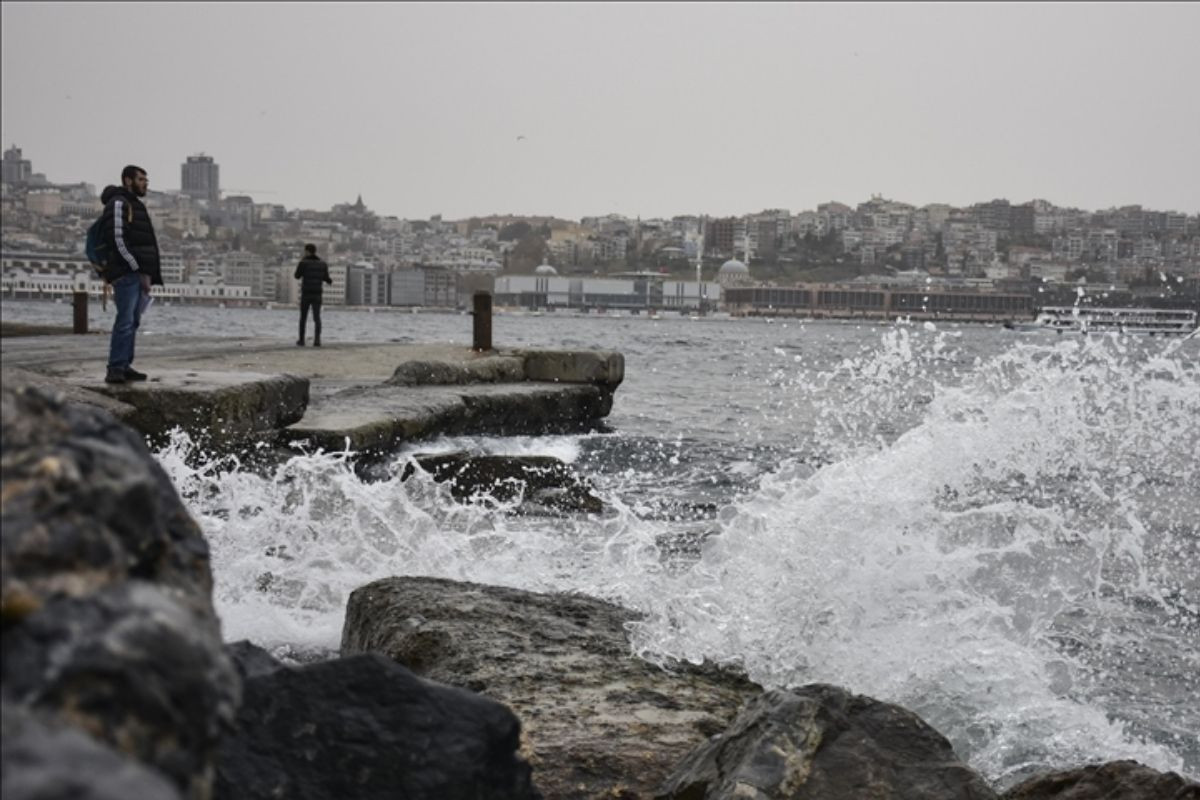 istanbul valiligi marmara denizinde hizi 75 kilometreyi bulmasi beklenen firtinayla ilgili vatandaslari uyardi 8dzMbDIa