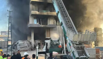 antalyada 9 katli otel insaatinda yangin cikti VacNQxcC