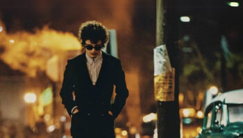 bob dylanin new yorka gelisiyle baslayan hik ye 1965deki newport folk festivale dogru uzaniyor iste 1cgJwveq