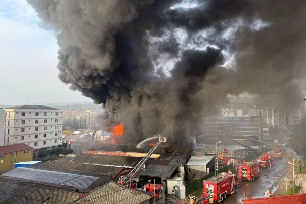 cekmekoyde lastik fabrikasinda yangin cikti cok sayida ekip yangina mudahale ediyor jxE2yTzb