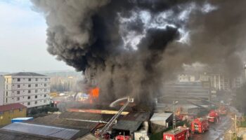 cekmekoyde lastik fabrikasinda yangin cikti cok sayida ekip yangina mudahale ediyor jxE2yTzb