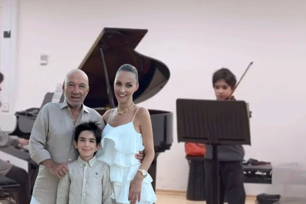 dikran masis ve yasemin masisin oglu theo masis sahnede keman caldi ZL9pxs5I