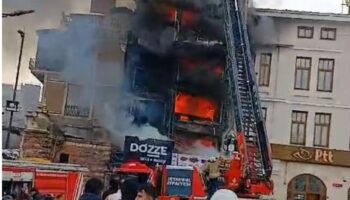 eminonundeki misir carsisinin yanindaki tarihi merfube restoranda yangin cikti QQkjrkLL