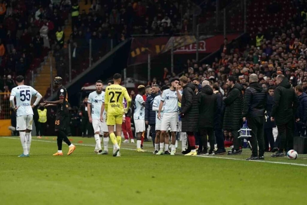 galatasaray adana demirspor macinda yasananlar hakkinda suc duyurusunda bulundu oncesi ve sonrasiyla arastirilsin gN2OmeFc