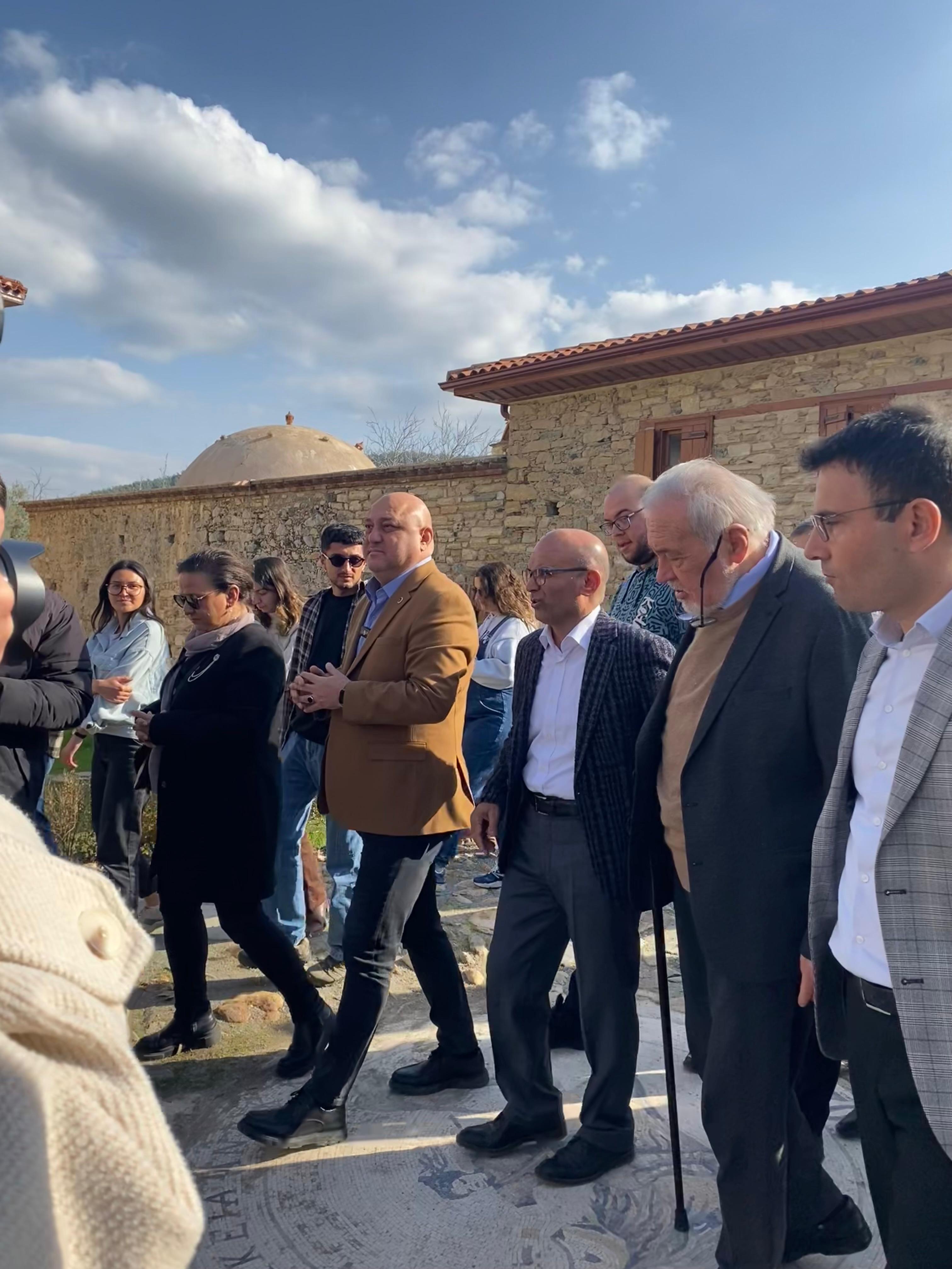 ilber ortayli ve celal sengor gladyatorler kenti olarak bilinen stratonikeia antik kentini ziyaret etti F8glsbVB