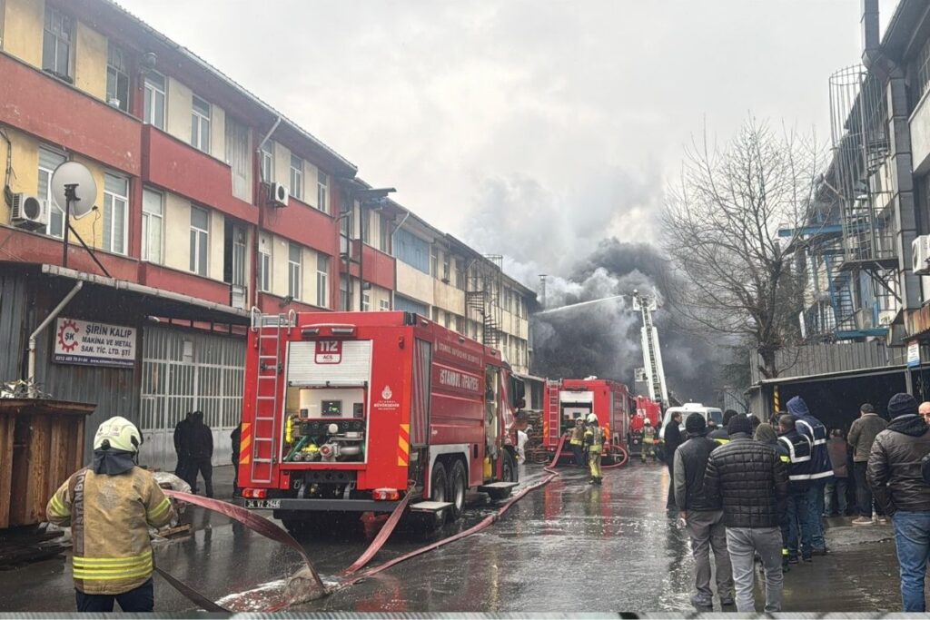 istanbul basaksehirdeki bir kaucuk fabrikasinda yangin cikti pgPkMEnE