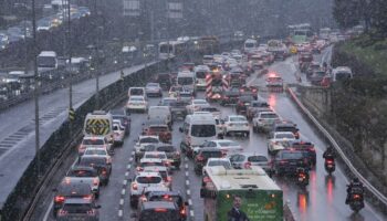 istanbulda kar yagisi etkisini surduruyor trafik yogunlugu yuzde 80e cikti XiDj5YOb