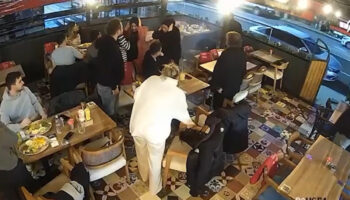 kadikoyde seyir halindeki bir otomobil restorana torpil atti Bq4bQlOM