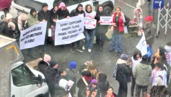 kfc ve pizza hut iscileri beykozdaki is gida merkezi onunde eylemde Z8jpD2rM