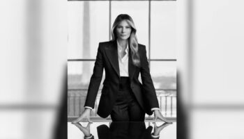 melania trumpin resmi portresi yayinlandi ise koyulmaya hazirim pozu a6svtWzi