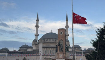 milli yas ilaninin ardindan turkiyede bayraklar yariya indirildi YtOpRlgX
