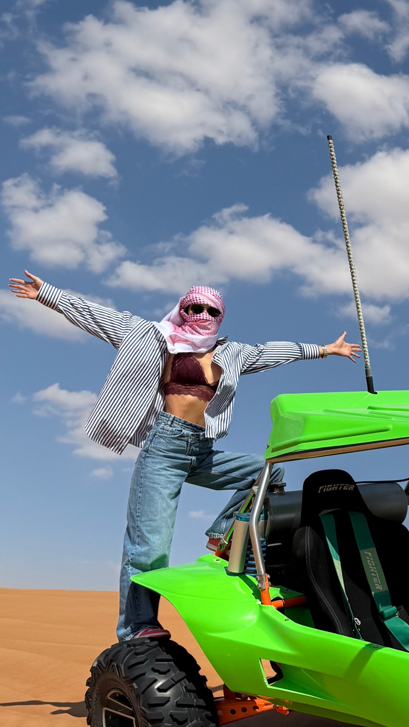 nazli kayaaslan gomleginin dugmelerini cozdu dubaide kum sorfu yapti 1 NmWhYiyp
