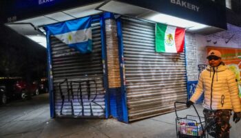 new yorkta isletmeler trumpin gocmen politikalarini elestirmek icin gocmenler olmadan bir gun cagrisi kapsaminda LlmAjzcR