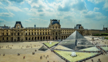 parisin unlu louvre muzesi hasarlar nedeniyle zor durumda kSZTRciP