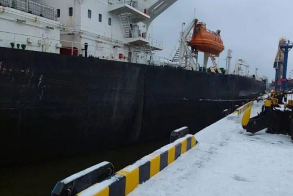 rusyanin finlandiya korfezindeki ust luga limaninda makine dairesindeki patlama sonucu karaya oturan petrol tankerini rus 6sxczdjA