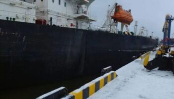 rusyanin finlandiya korfezindeki ust luga limaninda makine dairesindeki patlama sonucu karaya oturan petrol tankerini rus 6sxczdjA