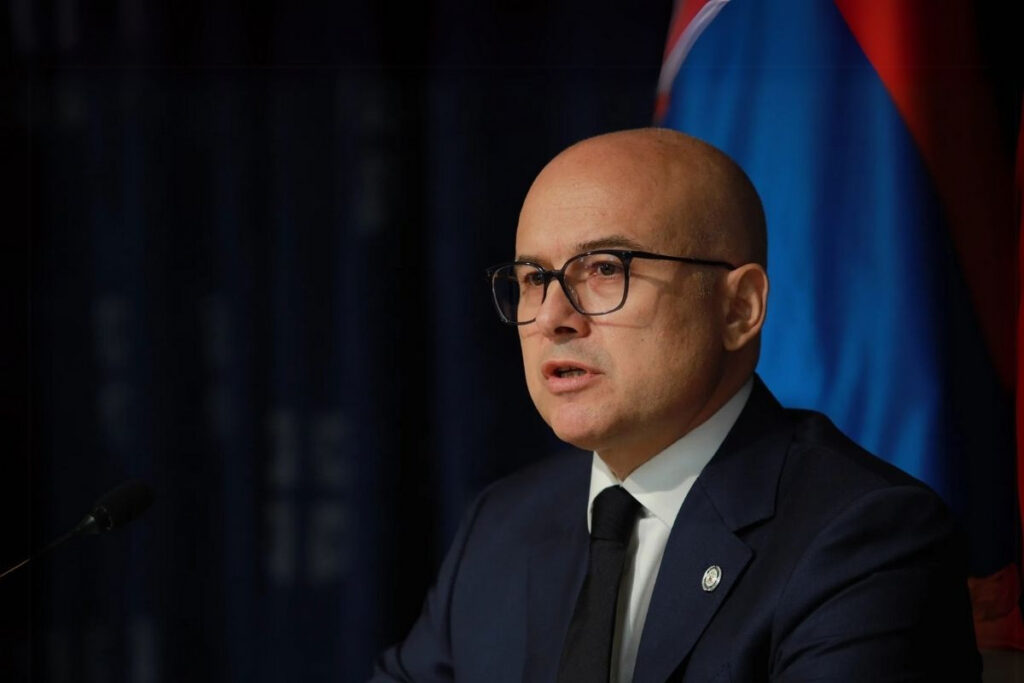 sirbistan basbakani milos vucevic buyuyen yolsuzluk protestolarinin ardindan istifa etti Yzi2HXNu