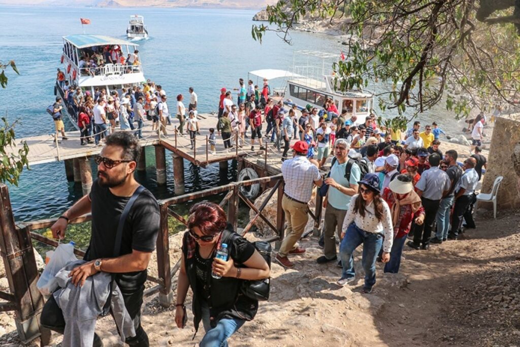 vana gecen yil 719 bin iranli turist geldi 350 milyon dolar harcadi Di6xOimt