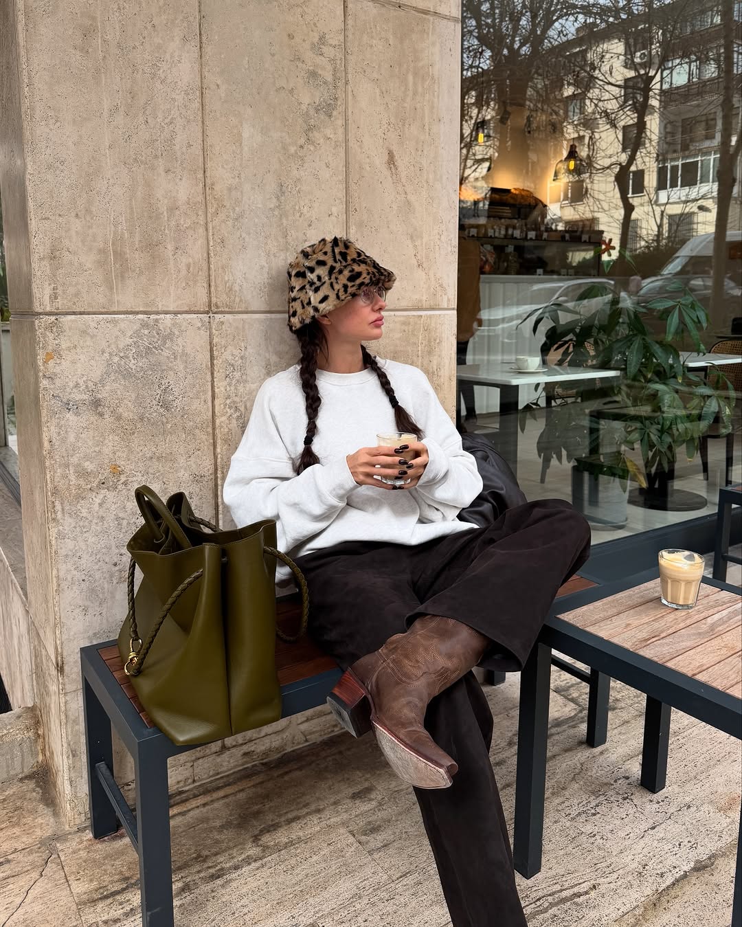 yasemin ozilhandan leoparli bereyle sokakta kahve keyfi 0 YQNFZpy5