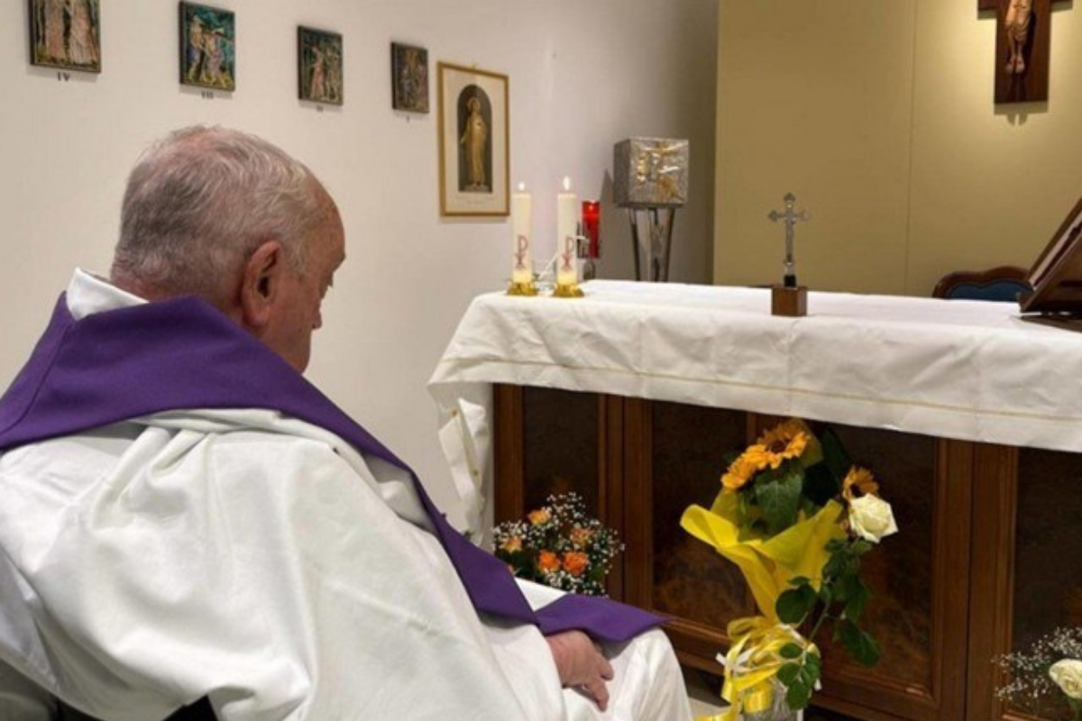 14 subattan bu yana tedavi goren papa francisin hastaneden ilk fotografi yayinlandi 0 FXmPeVVa