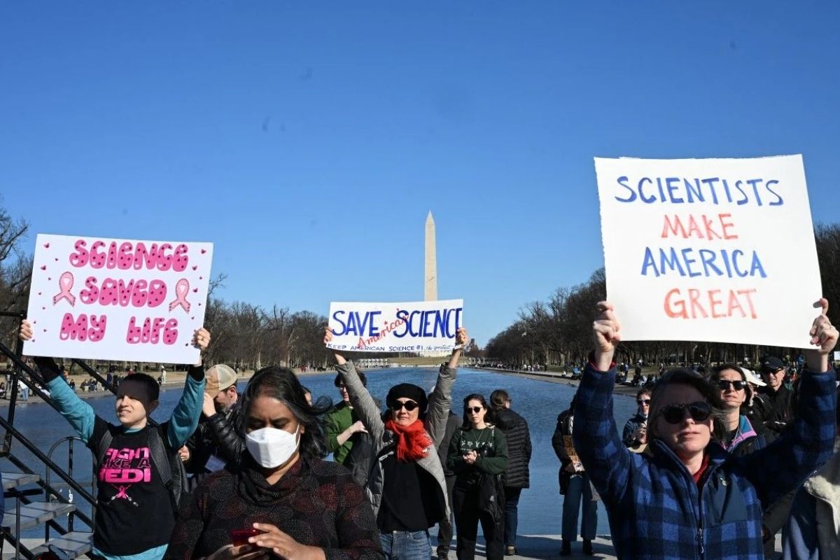 abdnin dort bir yaninda bilim insanlari trumpin kesintilerine karsi protesto duzenledi 0 Sj45r42v