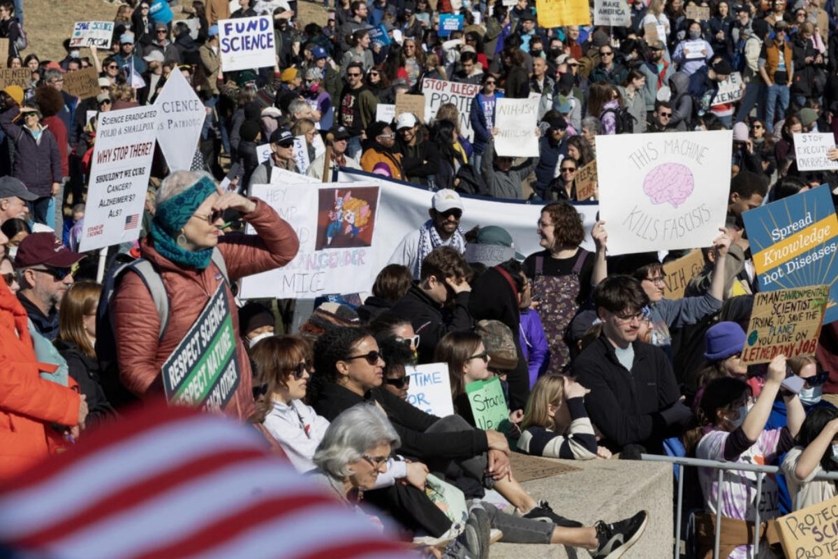 abdnin dort bir yaninda bilim insanlari trumpin kesintilerine karsi protesto duzenledi 2 UMG3LgcG