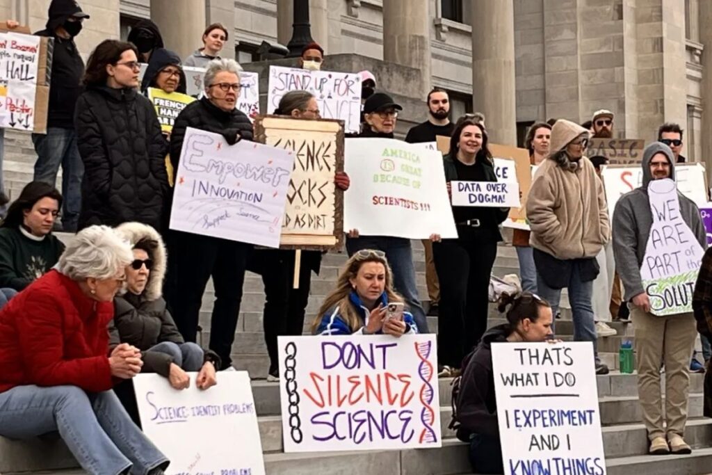abdnin dort bir yaninda bilim insanlari trumpin kesintilerine karsi protesto duzenledi OaVGKSB2
