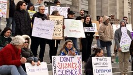 abdnin dort bir yaninda bilim insanlari trumpin kesintilerine karsi protesto duzenledi OaVGKSB2