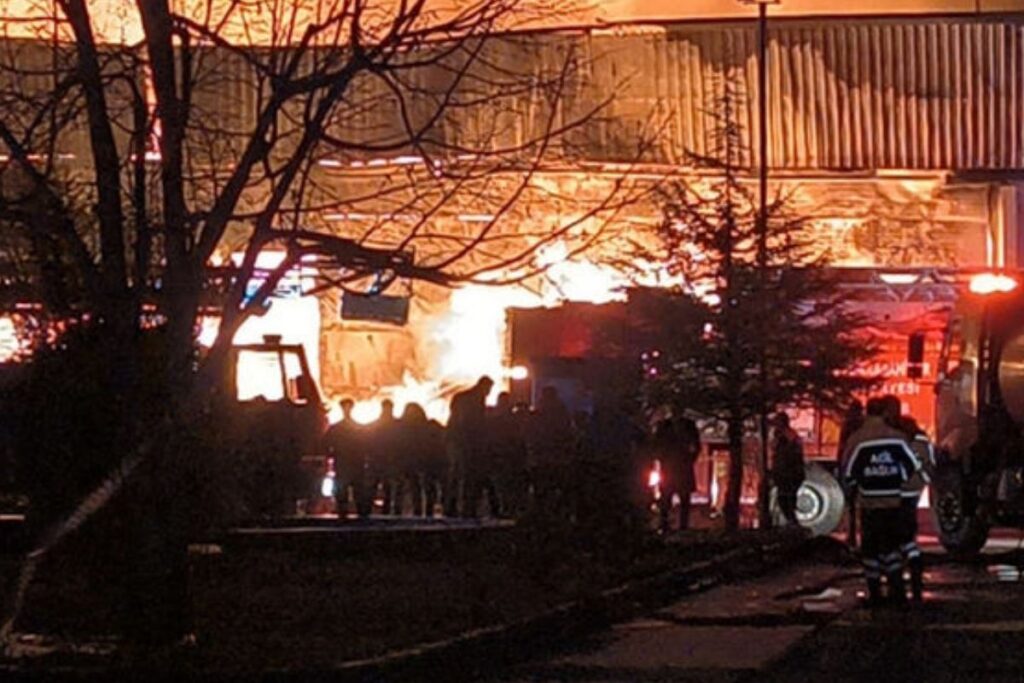 afyonkarahisar organize sanayi bolgesindeki fabrika deposunda yangin cikti SIns2F9C