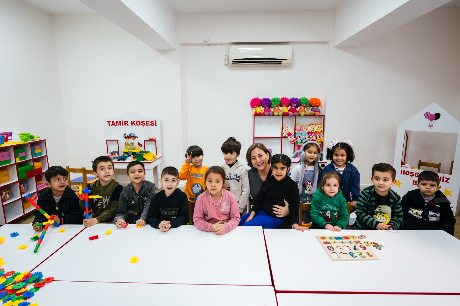 akbank binasindan cikan 33 tir malzeme deprem bolgesinde 1311 okulun mobilyasina donusecek 0