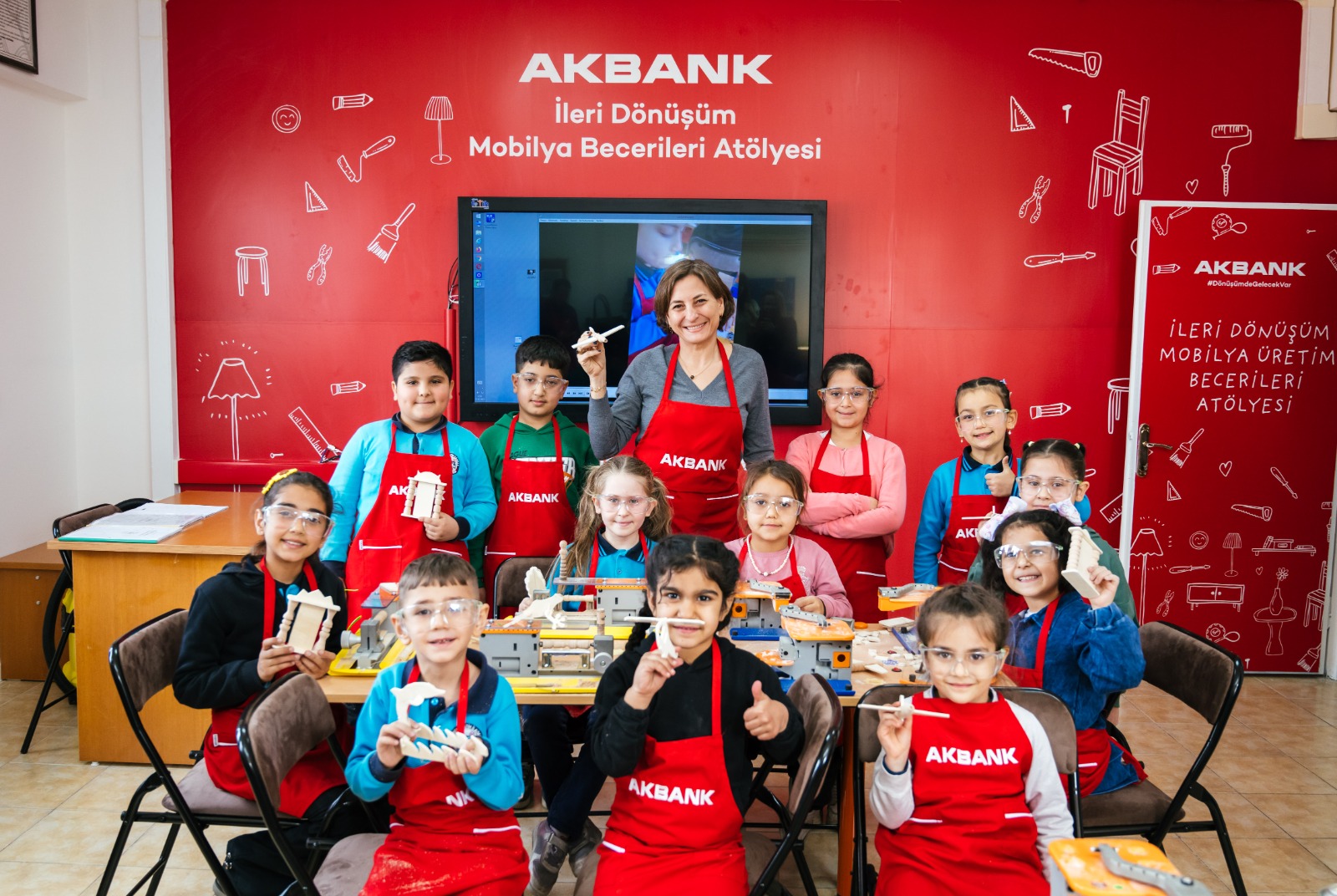 akbank binasindan cikan 33 tir malzeme deprem bolgesinde 1311 okulun mobilyasina donusecek 3 4NyPhVSw