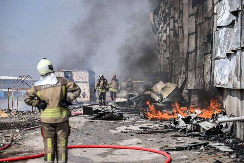 ankarada bir yatak fabrikasinda yangin cikti ekipler mudahale ediyor btszrAiF