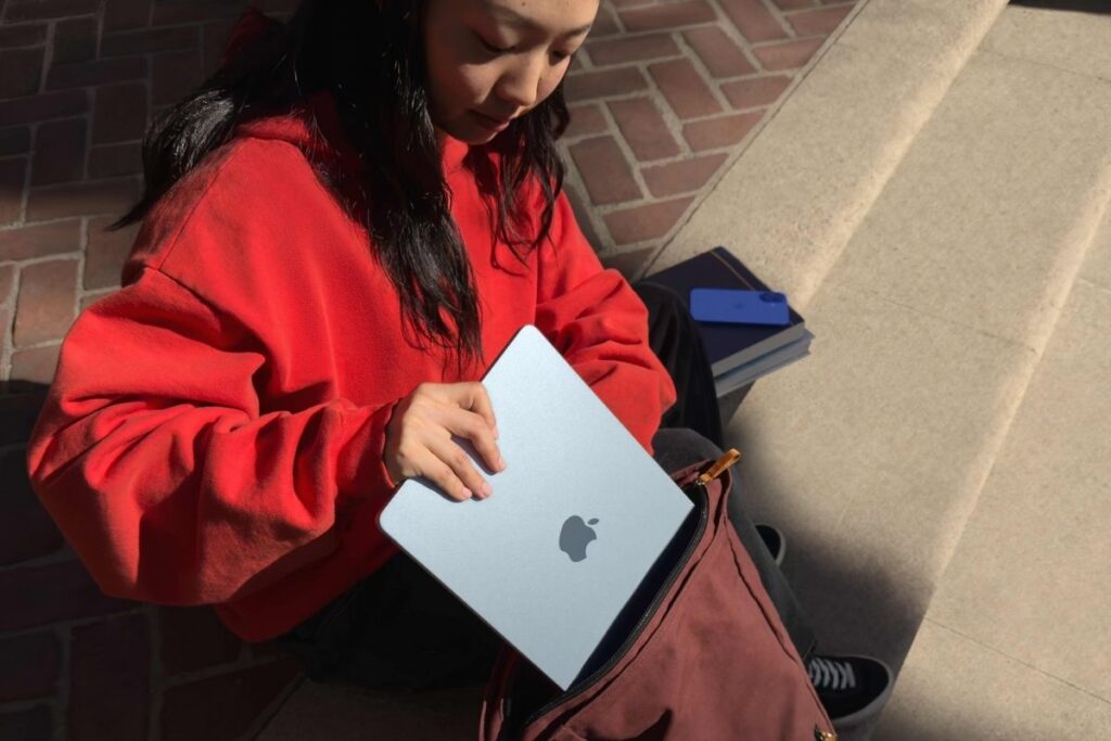 apple tarifelere ragmen 100 dolarlik fiyat indirimiyle daha hizli m4 cipiyle gelistirilmis yeni macbook ViUZK3UL