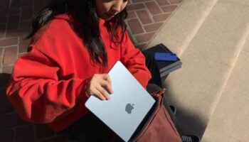 apple tarifelere ragmen 100 dolarlik fiyat indirimiyle daha hizli m4 cipiyle gelistirilmis yeni macbook ViUZK3UL
