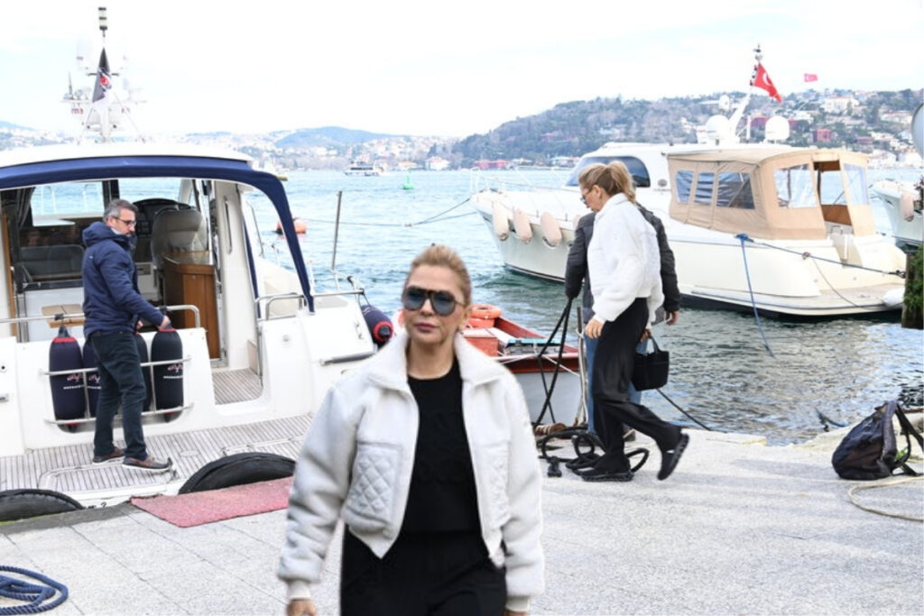 arzu sabanci trafikten kacmanin yolunu denizde buldu OS95cOAI
