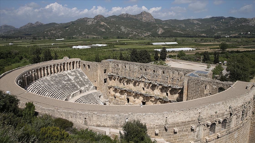 aspendos antik kentindeki kazilar roma villasi heykeller ve yeni meydanla tarihi yeniden sekillendiriyor 0