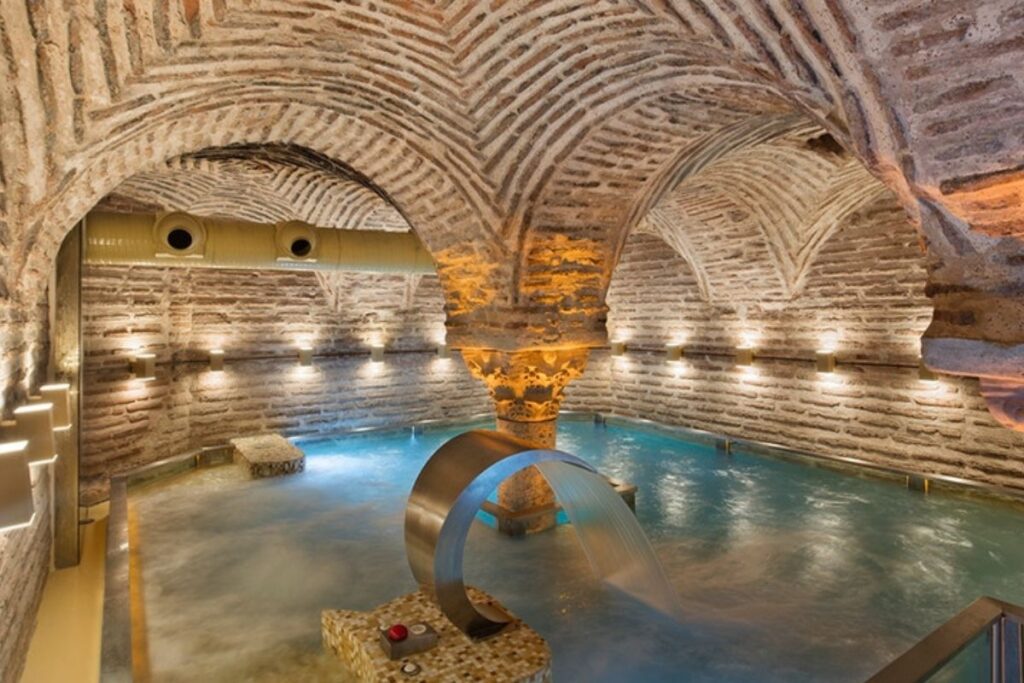 ayasofya camisi yaninda bulunan tarihi sarnic 5 yildizli otel tarafindan spa merkezine donusturuldu tepkilerden epR4XqCy