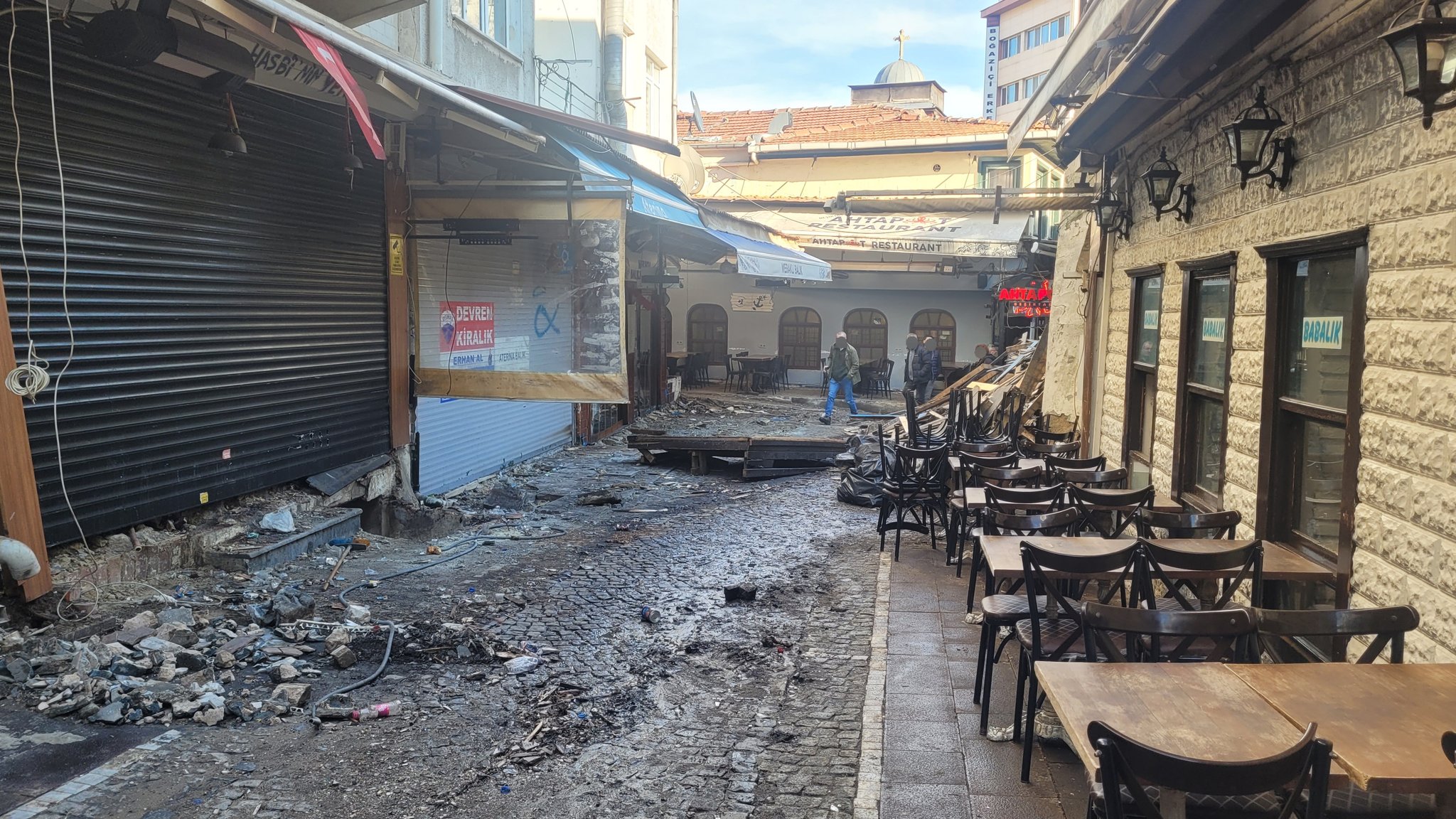 besiktas belediyesi carsidaki kaldirim ve yol isgallerini kaldirmaya basladi 0 MdX5y6fd