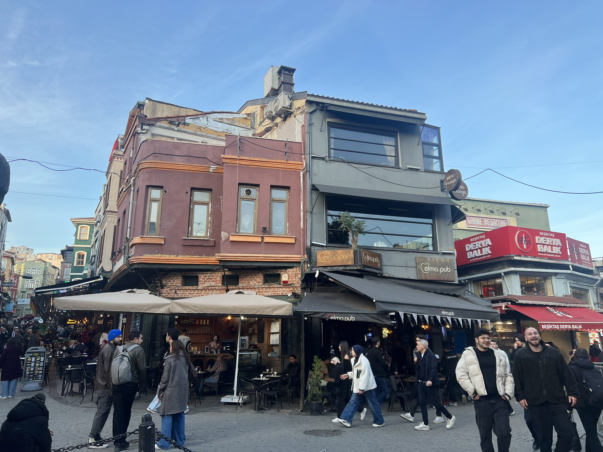 besiktas belediyesi carsidaki kaldirim ve yol isgallerini kaldirmaya basladi 2 jj3shwTk