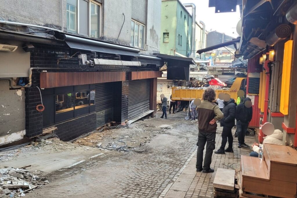 besiktas belediyesi carsidaki kaldirim ve yol isgallerini kaldirmaya basladi 4r3jRaxl