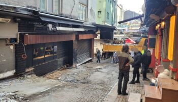 besiktas belediyesi carsidaki kaldirim ve yol isgallerini kaldirmaya basladi 4r3jRaxl