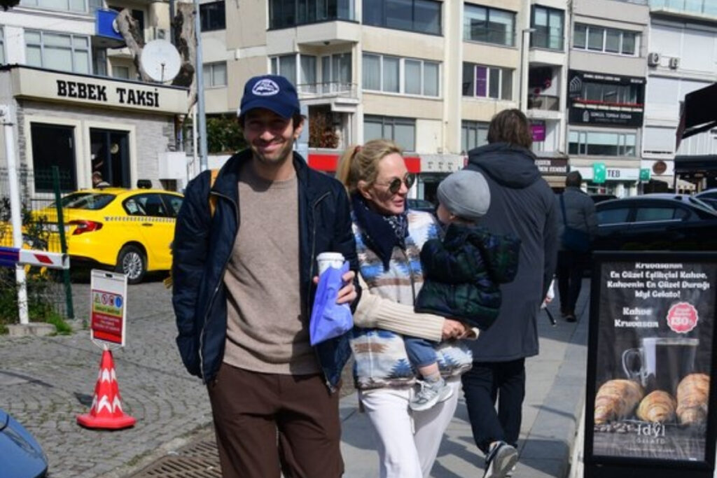 bettina machler torunuyla parkta eglendi SFzxwRha