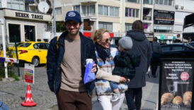 bettina machler torunuyla parkta eglendi SFzxwRha