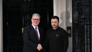 beyaz sarayda trumpla tartisan zelenskiy londrada ingiltere basbakani ile bulustu 6Kthsg67