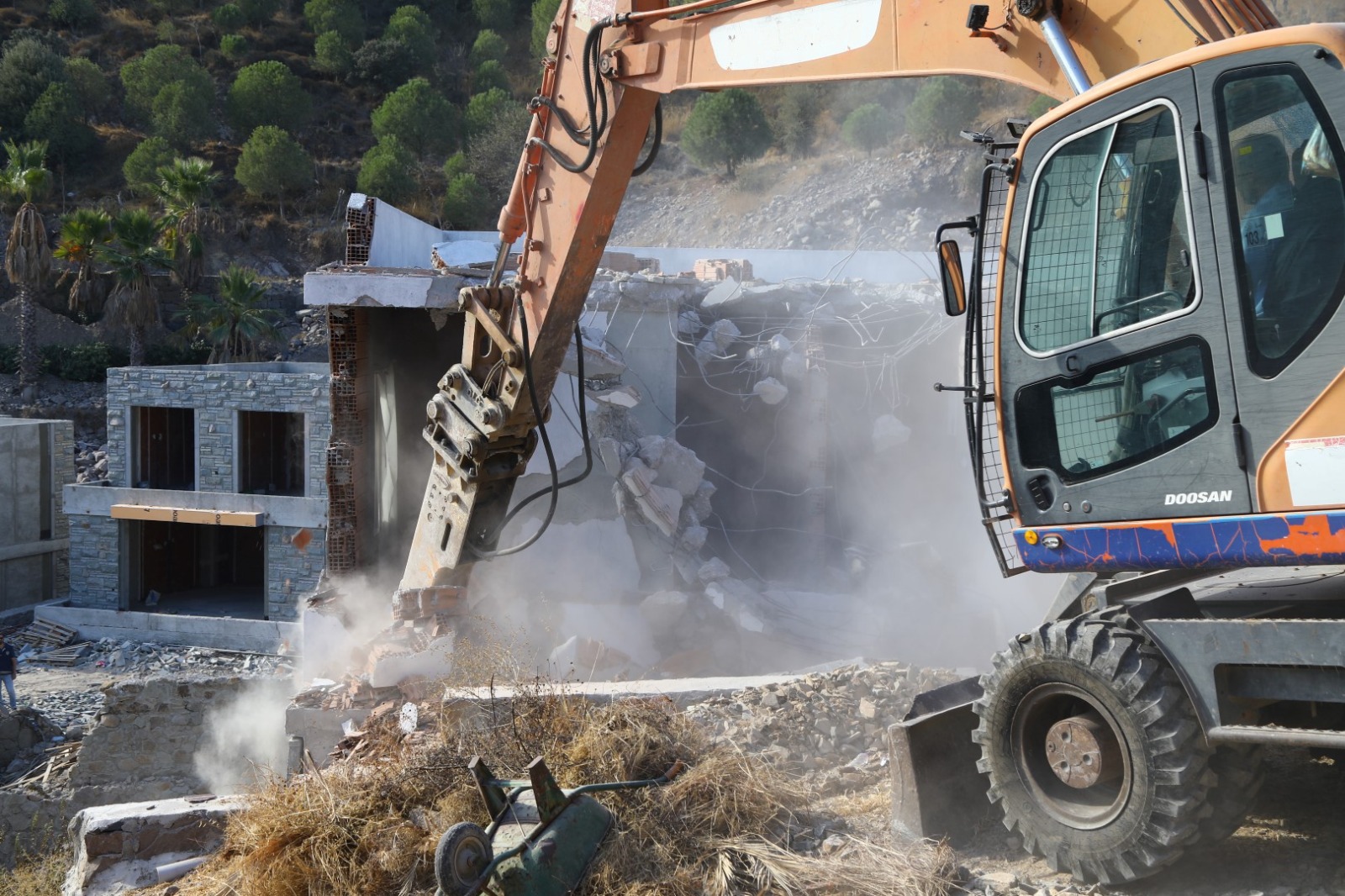 bodrumda sit alanina insa edilen villalari yikmaya calisan belediye ekiplerinin karsisina insaat iscileri cikti MacdrIQC