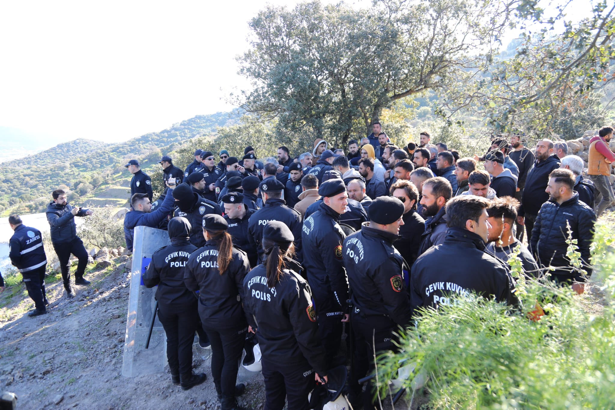 bodrumda sit alanina insa edilen villalari yikmaya calisan belediye ekiplerinin karsisina insaat iscileri cikti QE5jOpNv