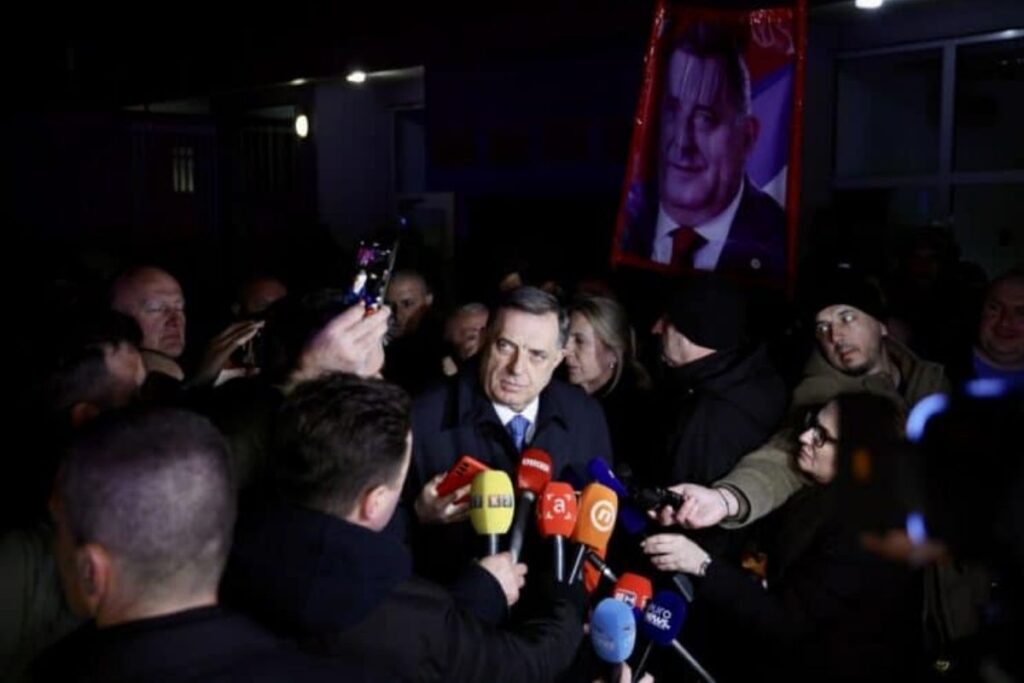bosna hersekin sirbistan cumhuriyeti bolgesi baskani milorad dodik hakkinda hapis cezasi ve siyaset yasagi w6KW6P31