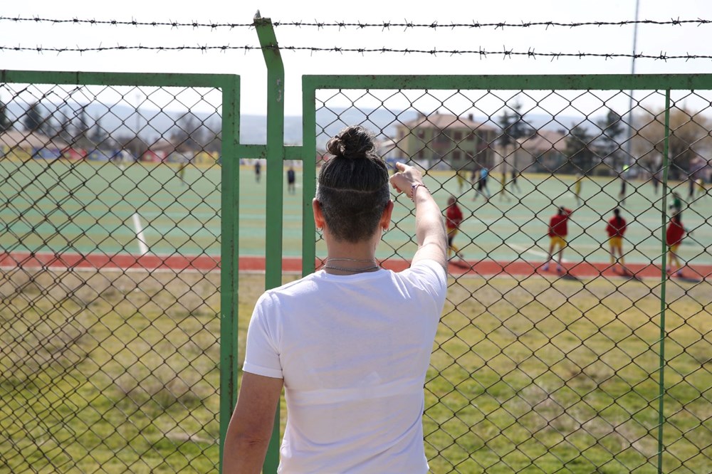 cezali kadin antrenor takimini otobusun uzerinden yonetti 1