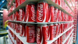 coca cola trumpin gumruk vergileri karsisinda plastik siselere geri donuyor jhNZcTvE